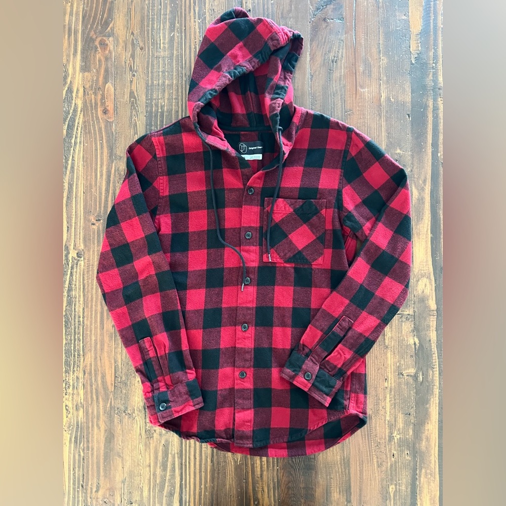 Men’s XS Red/Black Plaid Button Down Flannel Long Sleeve w/hoodie.
